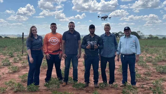 Foto - Assessoria Cresol impulsiona sucessão familiar no campo com financiamento de drone em Tuneiras do Oeste (PR